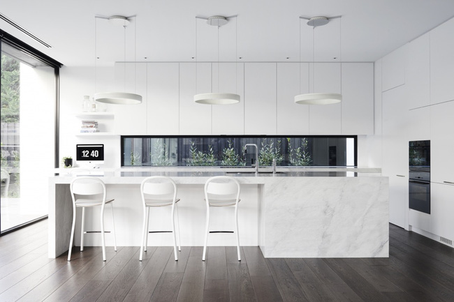 Tủ kệ bếp được thiết kế màu trắng kết hợp bàn đảo được làm bằng đá cẩm thạch đậm chất châu âu
