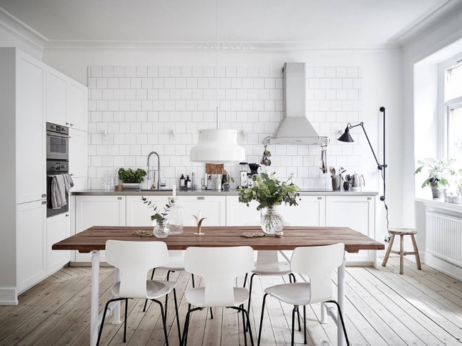 Một không gian nhà bếp được thiết kế bằng bức tường gạch mới lạ và sang trọng