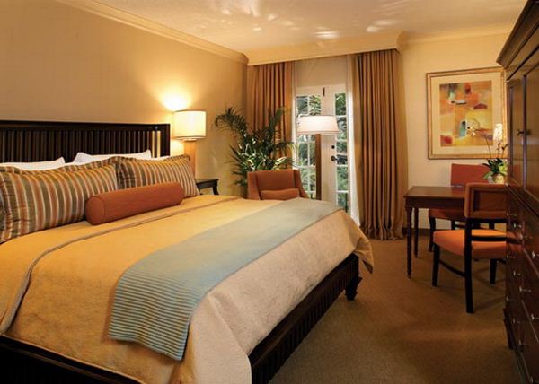 Phòng ngủ được thiết kế bằng các màu sắc khác nhau màu trắng- màu vân gỗ