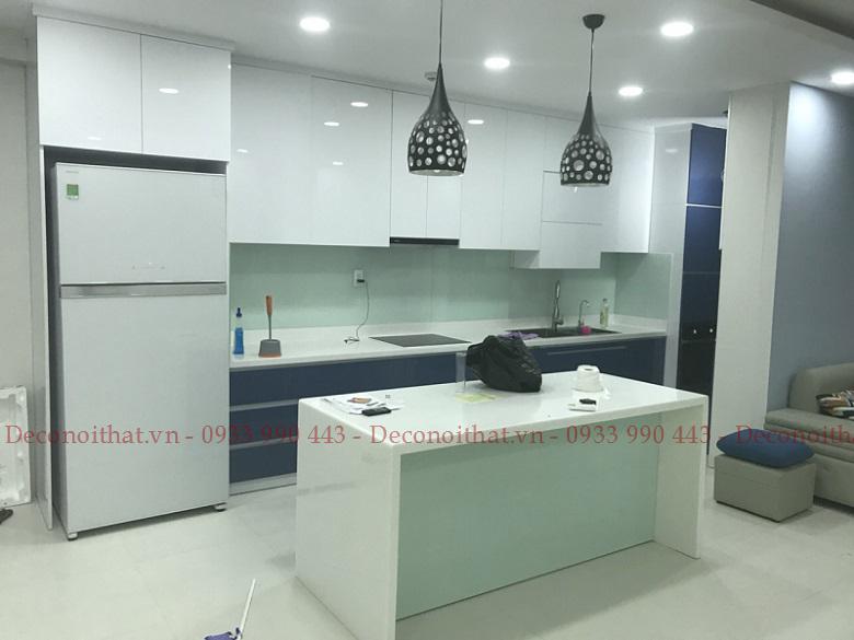 Tủ bếp và bàn đảo cùng tông màu trắng với toàn bộ không gian điểm thêm chút xanh nổi bật cho không gian bếp hiện đại hơn