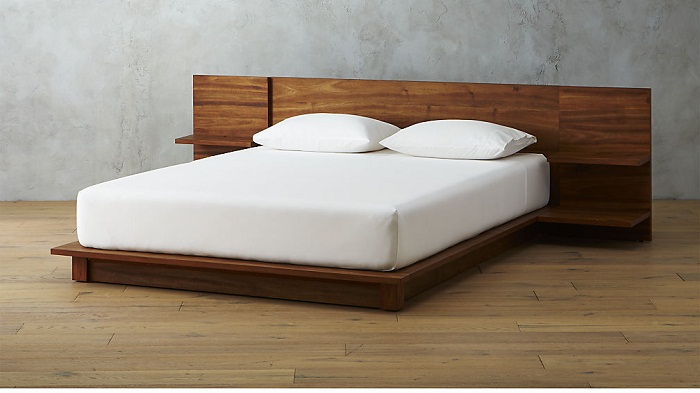 u giường ngủ gỗ 120TP với thiết kế đơn giản màu gỗ trung tính sang trọng làm nổi bật lên tông trắng của ra, nệm.