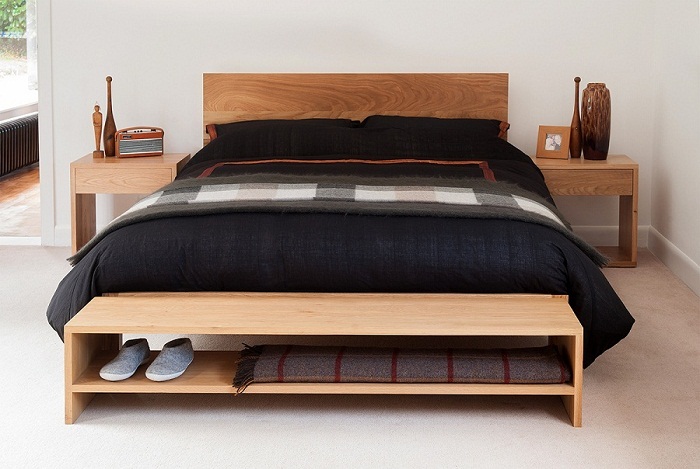 giường ngủ gỗ 114 thiết kế đẹp mắt mà tinh tế, phần đuôi giường được thiết kế riêng biệt chiếc bục ngồi bên dưới được thiết kế để giày dép và đồ dùng các loại mang đến sự tiện nghi cho không gian phòng ngủ.