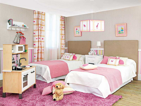 Giường ngủ được thiết kế theo 2 tông màu trắng - hồng làm chủ đạo