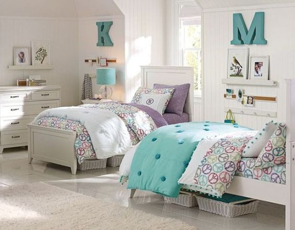 Nét tương đồng trong màu sắc của 2 chiếc giường cùng những món đồ trang trí xung quanh tạo nên sự hòa hợp, góp phần gắn kết tình thương mến thương giữa 2 chị em gái.