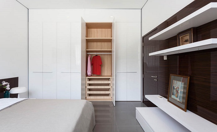 tủ quần áo với thiết kế hiện đại giúp không gian phòng ngủ rộng rãi hơn