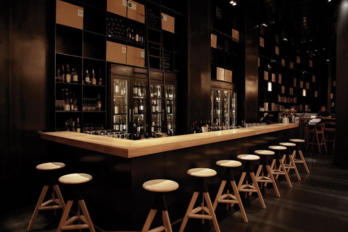 quầy bar gỗ luôn được khách hàng sử dụng nhiều trong thiết kế quán bar vì giá cả phải chăng màu sặc đa dạng dễ thi công 