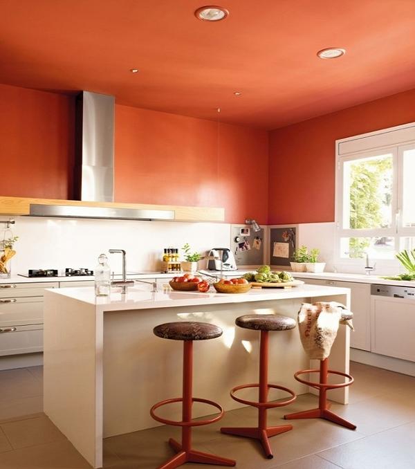 Tủ bếp màu trắng kết hợp trần nhà màu cam đất táo bạo