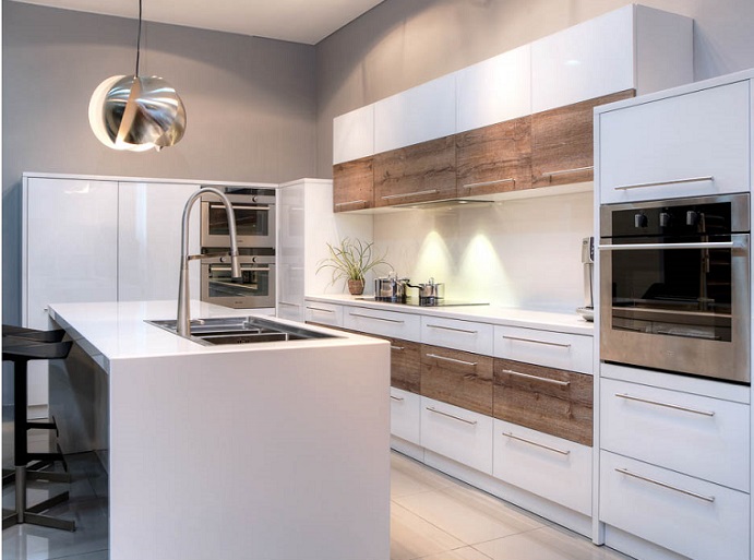 tủ bếp giá rẻ kết hợp bàn đảo bếp sẽ mang lại không gian nhà bếp của bạn rộng rãi hơn, giúp công việc nấu nướng của bạn dễ dàng hơn.